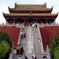 lange Treppe, die zu einem typisch chinesischen roten Tempel führt