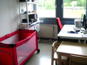 Kinderbett in einem Arbeitszimmer mit Rechner und Drucker
