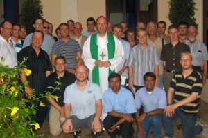 Gruppe von Menschen, in der Mitte Bischof Stephan Ackermann