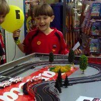 Trier spielt Carrera-Bahn Carrera Kinder Lachen Luftballon - 5VIER