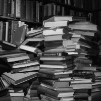 Bücher Buch Lesung Bücherstapel Foto: austinevan, CC BY Copy & Paste Code für Bildnachweis: Bildnachweis: „Books in a stack“ von austinevan, CC BY - 5VIER