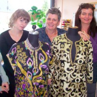 Die Mitarbeiterinnen der Kostümabteilung mit einigen ihrer Schöpfungen - 5VIER