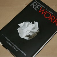 ReWork von Jason Fried und David Heinemeier Hansson: Neue Gedanken darüber, wie man ein Unternehmen führt - 5VIER