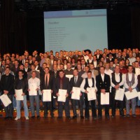 225 neue Meister präsentieren stolz ihre Diplome (Foto: HWK Trier). - 5VIER