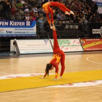 Während die TBB-Spieler pausierten, sorgte das Duo Evolution am 30. Oktober für akrobatische Einlagen (Foto: Sebastian Minas). - 5VIER