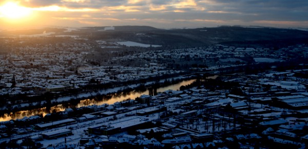 Haben wir bald wieder diese Aussicht? Blick vom Markusberg auf die verschneite Innenstadt. Foto: Anna Lena Grasmück - 5VIER