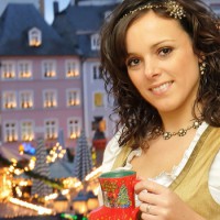 Glühweinkönigin Nadine Thome mit dem Getränk, das ihr die Krone brachte (Foto: Weihnachtsmarkt Trier). - 5VIER