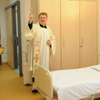 Krankenhauspfarrer Hans Edmund Kieren-Ehses segnet die neue Station des Brüderkrankenhauses Trier ein. Foto: Krankenhaus der Barmherzigen Brüder Trier - 5VIER
