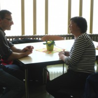 Gespräch mit einem potentiellen Praktikanten (Foto: Ingrid Ewen) - 5VIER