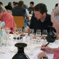 Konzentriert bewertet die Jury die Weine bei der Jahresauswahlprobe der Weinwerbung. Foto: Moselwein e.V./Ansgar Schmitz - 5VIER