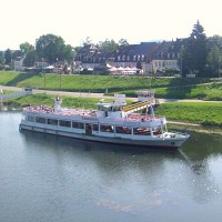 Kaiser-Wilhelm-Brücke mit Blick auf das Zurlaubener Ufer und ein Boot - Foto: 5VIER.de / A.Jank
