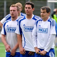 Spieler und Trainer Patrick Zöllner (rechts) halten zusammen  - 5VIER