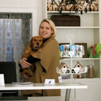 Katherine Weyandt mit ihrem Hund Oscar