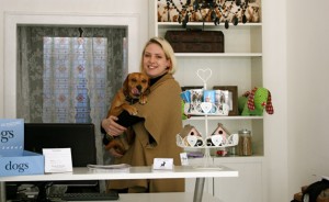 Katherine Weyandt mit ihrem Hund Oscar