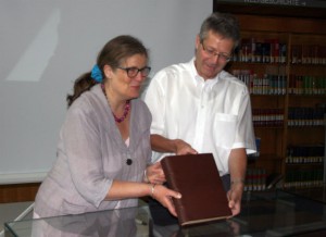 Bürgermeisterin Angelika Birk und Bibliotheksleiter Embach präsentieren den "neuen" Codex Egberti