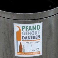 Viele Mülleimer in Trier zieren bereits diese Aufkleber. Foto: 5vier.de - 5VIER