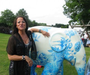 Shirley Winter mit ihrem persönlichen Lieblingselefanten