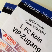 Die zwei VIP-Tickets (inkl. Haupttribünenkarten) liegen schon bereit und warten auf einen neuen Besitzer. Foto: 5vier.de - 5VIER
