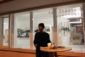 Der Künstler vor seinem'Stadtbild'. Foto: 5vier.de