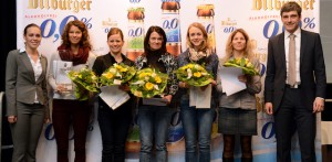 Die Projektverantwortlichen Madeline Huke (1.v.l) und Jan-Hendrik Mons (1.v.r) mit den Siegern in der Gesamtwertung der Frauen. Foto: Bitburger/Funkbild
