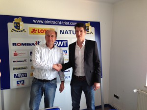 Per Handschlag begrüßt: Jens Schug (re.) ist neuer Geschäftsführer von Eintracht Trier und wurde von Vorstand Roman Gottschalk an seinem ersten Arbeitstag freundlich begrüßt.