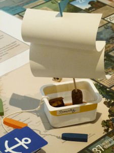 Die Museumsdetektive basteln zum Thema „Moselpiraten“ seetüchtige Erinnerungsstücke. Foto: Stadtmuseum Simeonstift Trier