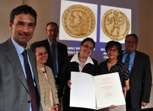 Alexandra Eppinger (Mitte) nimmt den Preis von Dr. Barbara Krauß, Leiterin des Harrasowitz- Verlages entgegen. Foto: Universität Trier