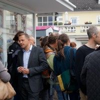 Jan Eitel mit Besuchern vor dem Kulturkiosk.    Foto: Stefanie Braun - 5VIER