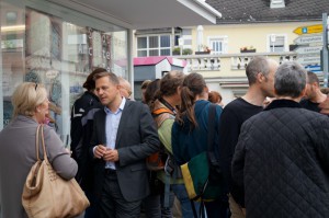 Jan Eitel mit Besuchern vor dem Kulturkiosk.    Foto: Stefanie Braun