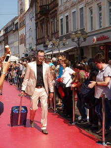 Koffer in Kontrastfarbe zum Anzug - auch für Herren gab es mutige Looks zu sehen, Foto: Nina Altmaier