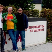 Tobias Heldt überreicht Bernhard Klein, Gewinner des Fotowettbewerbs von Schöner Balkonien und 5vier, den 100€-Gutschein; rechts im Bild: der eigentliche Gewinner David Vilter - 5VIER