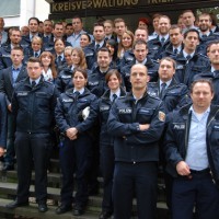 Polizeipräsident Lothar Schömann (links) mit den zuversetzten Beamtinnen und Beamten, Foto: Polizei Trier - 5VIER