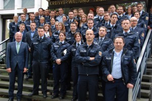 Polizeipräsident Lothar Schömann (links) mit den zuversetzten Beamtinnen und Beamten, Foto: Polizei Trier