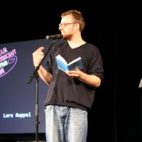 Lars Ruppel. Auftritt in der TuFa Trier. Poetry Slam Landesmeisterschaft RLP 2014. Eröffnungsgala. - 5VIER