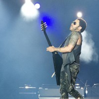 Lenny Kravitz bei einem Auftritt 2012 - 5VIER