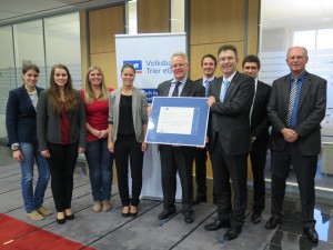 Ausgezeichnet wurde die Volksbank Trier für die innovative Ausbildung. Foto: IHK/Volksbank Trier