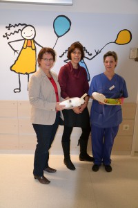 Christel Kallies, Doris Tasarek und Bianca Gorges (v.l) bei der Spendenübergabe in der Frühgeborenenstation des Klinikums Mutterhaus. (Foto: Julia Schmidt)