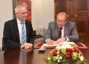 Der amerikanische Generalkonsul Kevin Milas trägt sich in Anwesenheit von OB Wolfram Leibe ins Gästebuch der Stadt Trier ein. Foto: Presseamt