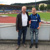 Vorstandsmitglied Roman Gottschalk begrüßt Neuzugang Dennis Gerlinger. Foto: SV Eintracht Trier 05 - 5VIER