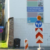 So kommt das Werbebanner des Stadtmuseums Simeonstift Trier perfekt zur Geltung: Davor kann man entscheiden, ob man links in Richtung Bahnhof, oder rechts abbiegt. Fotos: C. Maisenbacher - 5VIER