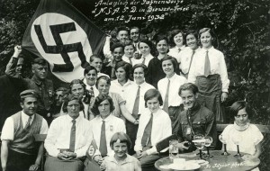 Abbildung: Die NS-Propaganda nahm Jugendliche gezielt in den Blick – hier bei einer Versammlung des „Bundes Deutscher Mädel“ im Sommer 1932. © Stadtarchiv Trier, Bildsammlung 1.12.6
