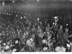 Der Fackelzug zu Ehren des neuen Reichskanzlers Adolf Hitler bewegt sich durch die Wilhelmstraße in Berlin am Abend des 30. Januar 1933. Foto: Bundesarchiv, Bild 102-02985A / CC-BY-SA