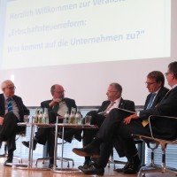 Das Foto zeigt (von links): Rainer Brüderle, Dr. Michael Meister, Moderator Heribert Waschbüsch, Matthäus Niewodniczanski und Frank Natus. Foto: IHK Trier - 5VIER
