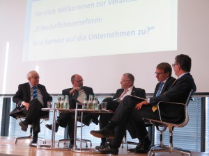 Das Foto zeigt (von links): Rainer Brüderle, Dr. Michael Meister, Moderator Heribert Waschbüsch, Matthäus Niewodniczanski und Frank Natus. Foto: IHK Trier