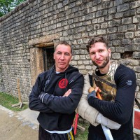 Absolvent Christian Fritsch und Berufsgladiator Jan Krüger, Leiter der Gladiatorenschule Trier, sind glücklich über den ersten Crashkurs. Foto: ttm - 5VIER