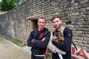 Absolvent Christian Fritsch und Berufsgladiator Jan Krüger, Leiter der Gladiatorenschule Trier, sind glücklich über den ersten Crashkurs. Foto: ttm