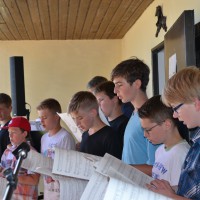 Die Knaben singen ein Ständchen. Foto: Trierer Sängerknaben - 5VIER