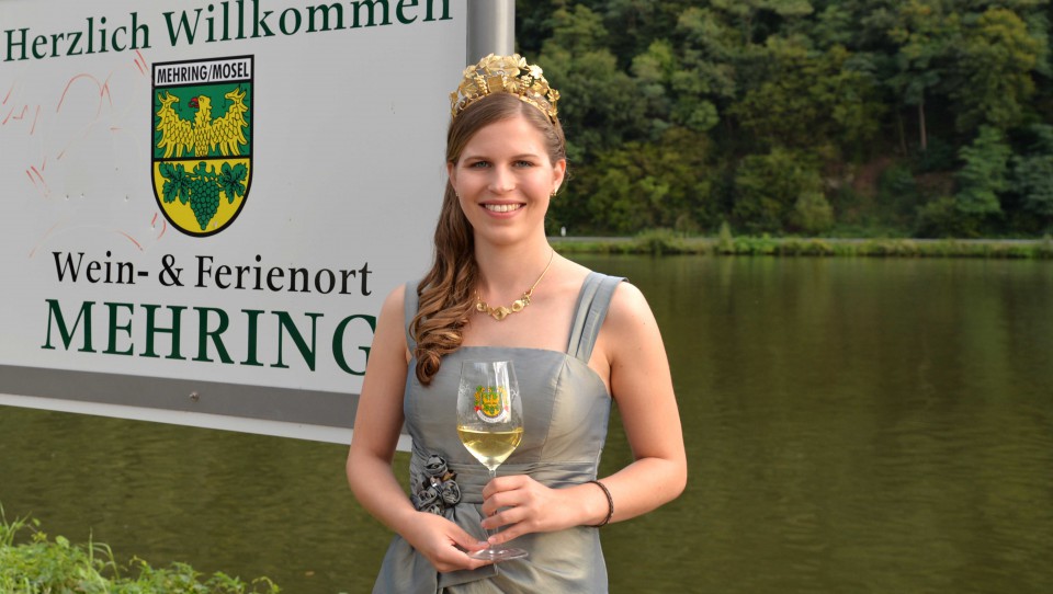 Mehrings Weinkönigin Anne II freut sich schon auf den Start des Winzerfests 2015. - Foto: 5VIER.de