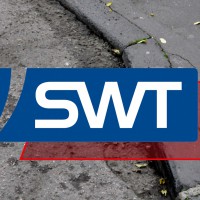 Das Bild zeigt eine defekte Strasse in Trier mit dem Logo der Stadtwerke Trier. Foto: 5vier.de