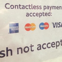Eine Fahrgastinformation an einer U-Bahn Station in London: Hier muss man vorher kein Ticket kaufen, sondern kann direkt mit der kontaktlosen Kreditkarte beim Einsteigen bezahlen. Foto: Privat  - 5VIER